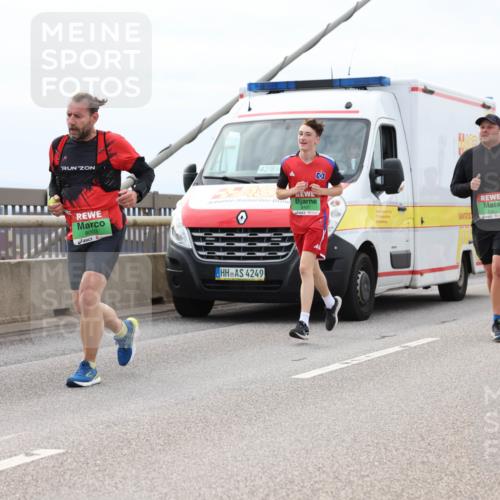 03.10.2025 - Köhlbrandbrückenlauf Lena Gebhardt http://msf.ph/oto/9203523 03.10.2025 15:53:22 Position 2 42, 85, 8497, 7483, 8003, 4249 meine-sportfotos.de