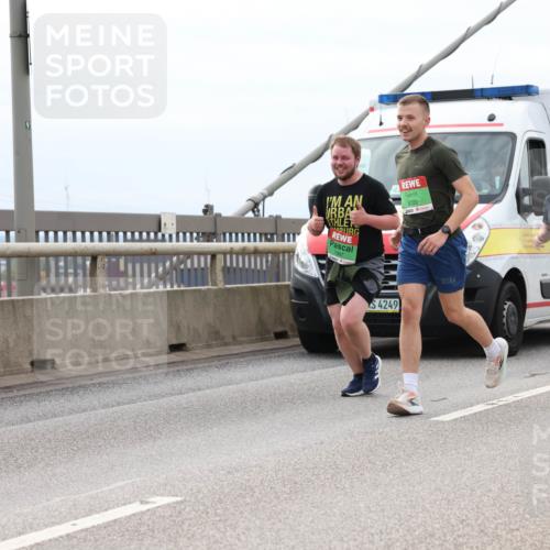 03.10.2025 - Köhlbrandbrückenlauf Lena Gebhardt http://msf.ph/oto/9203532 03.10.2025 15:53:25 Position 2 91, 9722, 4249 meine-sportfotos.de