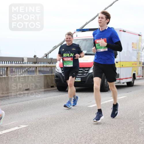 03.10.2025 - Köhlbrandbrückenlauf Lena Gebhardt http://msf.ph/oto/9203540 03.10.2025 15:53:27 Position 2 9722, 7377, 4249, 7726, 18 meine-sportfotos.de