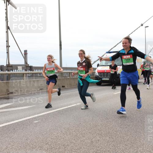 03.10.2025 - Köhlbrandbrückenlauf Lena Gebhardt http://msf.ph/oto/9203555 03.10.2025 15:53:30 Position 2 4249, 8007 meine-sportfotos.de