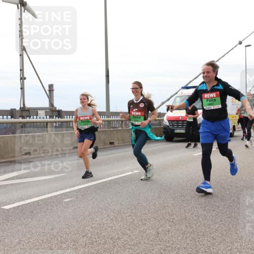 03.10.2025 - Köhlbrandbrückenlauf Lena Gebhardt http://msf.ph/oto/9203556 03.10.2025 15:53:30 Position 2 8006, 424, 8007 meine-sportfotos.de