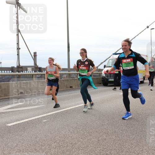 03.10.2025 - Köhlbrandbrückenlauf Lena Gebhardt http://msf.ph/oto/9203557 03.10.2025 15:53:30 Position 2 8006, 42, 8007 meine-sportfotos.de