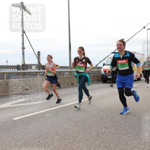 03.10.2025 - Köhlbrandbrückenlauf Lena Gebhardt http://msf.ph/oto/9203558 03.10.2025 15:53:30 Position 2 8006, 8007 meine-sportfotos.de