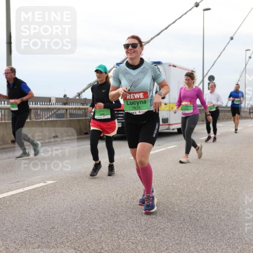 03.10.2025 - Köhlbrandbrückenlauf Lena Gebhardt http://msf.ph/oto/9203616 03.10.2025 15:53:42 Position 2 18, 9179, 1, 7875 meine-sportfotos.de