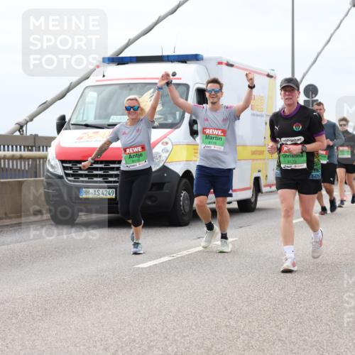03.10.2025 - Köhlbrandbrückenlauf Lena Gebhardt http://msf.ph/oto/9203642 03.10.2025 15:53:50 Position 2 42, 85, 4249, 8115, 8116, 8173 meine-sportfotos.de