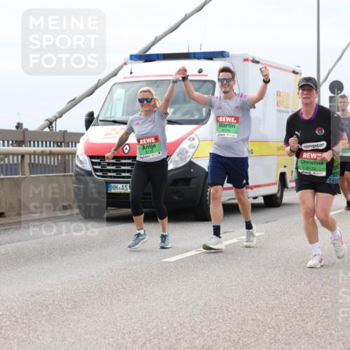 03.10.2025 - Köhlbrandbrückenlauf Lena Gebhardt http://msf.ph/oto/9203644 03.10.2025 15:53:50 Position 2 8115, 8116, 8173 meine-sportfotos.de