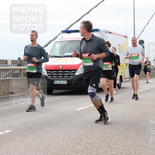 03.10.2025 - Köhlbrandbrückenlauf Lena Gebhardt http://msf.ph/oto/9203656 03.10.2025 15:53:53 Position 2 9376, 42, 85, 8277, 4249, 361 meine-sportfotos.de