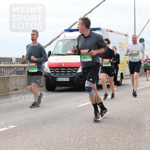 03.10.2025 - Köhlbrandbrückenlauf Lena Gebhardt http://msf.ph/oto/9203657 03.10.2025 15:53:53 Position 2 9376, 4249, 8277 meine-sportfotos.de