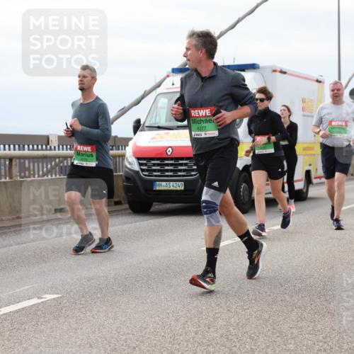 03.10.2025 - Köhlbrandbrückenlauf Lena Gebhardt http://msf.ph/oto/9203659 03.10.2025 15:53:53 Position 2 9376, 8277, 4249 meine-sportfotos.de