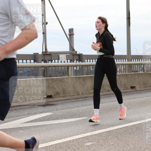 03.10.2025 - Köhlbrandbrückenlauf Lena Gebhardt http://msf.ph/oto/9203681 03.10.2025 15:53:57 Position 2 3, 7586 meine-sportfotos.de