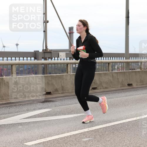 03.10.2025 - Köhlbrandbrückenlauf Lena Gebhardt http://msf.ph/oto/9203685 03.10.2025 15:53:57 Position 2  meine-sportfotos.de