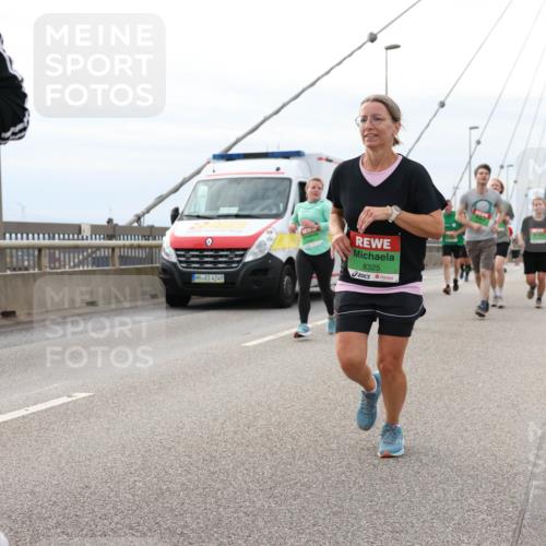 03.10.2025 - Köhlbrandbrückenlauf Lena Gebhardt http://msf.ph/oto/9203706 03.10.2025 15:54:02 Position 2 4249, 8325 meine-sportfotos.de