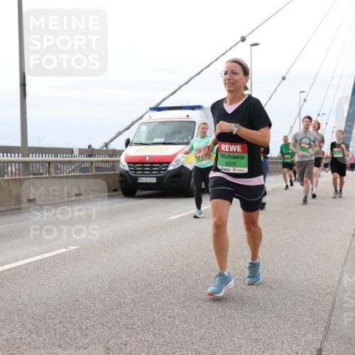 03.10.2025 - Köhlbrandbrückenlauf Lena Gebhardt http://msf.ph/oto/9203708 03.10.2025 15:54:02 Position 2 4249, 8325 meine-sportfotos.de