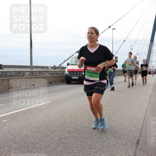 03.10.2025 - Köhlbrandbrückenlauf Lena Gebhardt http://msf.ph/oto/9203709 03.10.2025 15:54:03 Position 2 15, 4249, 8325 meine-sportfotos.de