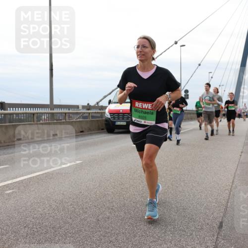 03.10.2025 - Köhlbrandbrückenlauf Lena Gebhardt http://msf.ph/oto/9203710 03.10.2025 15:54:03 Position 2 4249, 8325 meine-sportfotos.de