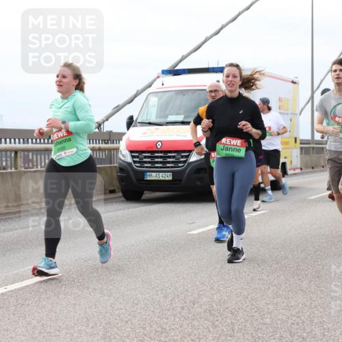03.10.2025 - Köhlbrandbrückenlauf Lena Gebhardt http://msf.ph/oto/9203713 03.10.2025 15:54:04 Position 2 8450, 42, 854, 4249, 8839 meine-sportfotos.de