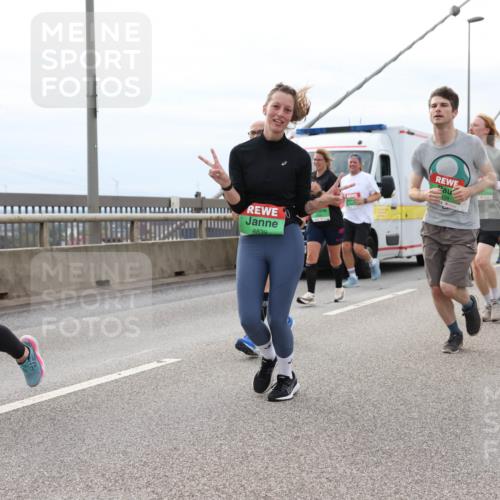 03.10.2025 - Köhlbrandbrückenlauf Lena Gebhardt http://msf.ph/oto/9203717 03.10.2025 15:54:04 Position 2 8450, 8839, 128 meine-sportfotos.de