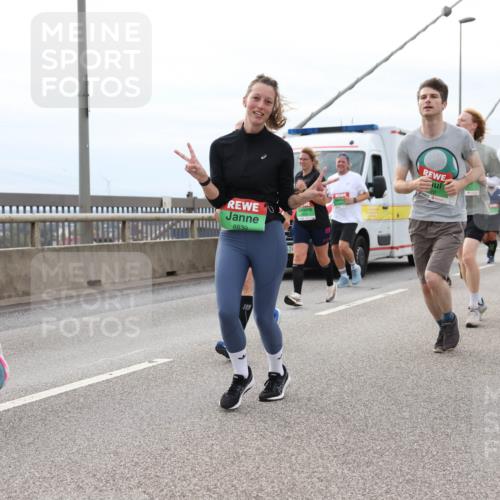 03.10.2025 - Köhlbrandbrückenlauf Lena Gebhardt http://msf.ph/oto/9203718 03.10.2025 15:54:04 Position 2 8450, 8839, 24 meine-sportfotos.de