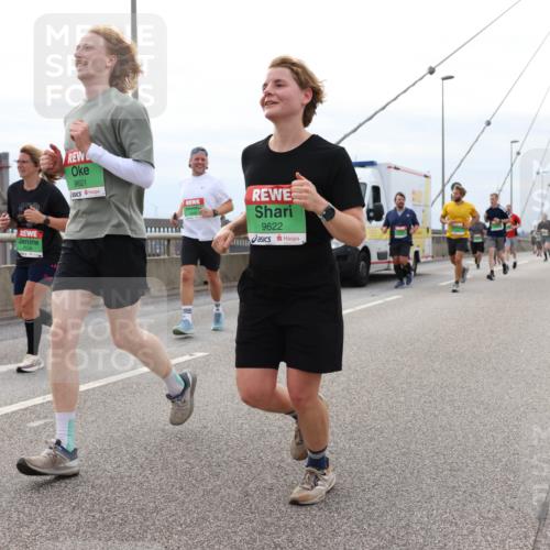 03.10.2025 - Köhlbrandbrückenlauf Lena Gebhardt http://msf.ph/oto/9203732 03.10.2025 15:54:06 Position 2 9621, 9622 meine-sportfotos.de