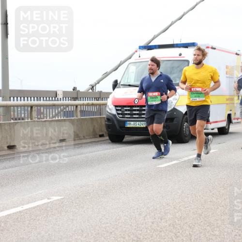 03.10.2025 - Köhlbrandbrückenlauf Lena Gebhardt http://msf.ph/oto/9203742 03.10.2025 15:54:08 Position 2 91, 4249, 8119, 8107 meine-sportfotos.de
