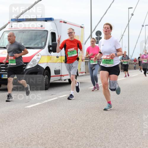 03.10.2025 - Köhlbrandbrückenlauf Lena Gebhardt http://msf.ph/oto/9203755 03.10.2025 15:54:11 Position 2 8742, 8460, 9222 meine-sportfotos.de
