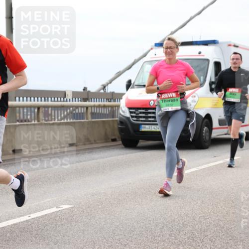 03.10.2025 - Köhlbrandbrückenlauf Lena Gebhardt http://msf.ph/oto/9203772 03.10.2025 15:54:13 Position 2 8460, 424, 8810 meine-sportfotos.de