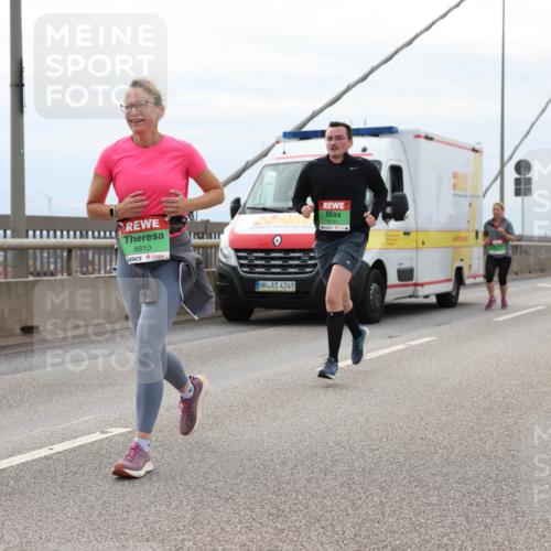 03.10.2025 - Köhlbrandbrückenlauf Lena Gebhardt http://msf.ph/oto/9203775 03.10.2025 15:54:14 Position 2 8810, 4249, 8141 meine-sportfotos.de
