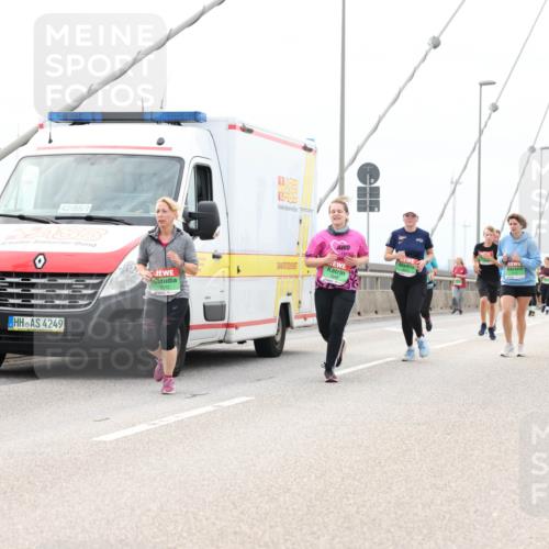 03.10.2025 - Köhlbrandbrückenlauf Lena Gebhardt http://msf.ph/oto/9203785 03.10.2025 15:54:16 Position 2 42, 85, 1, 4249 meine-sportfotos.de