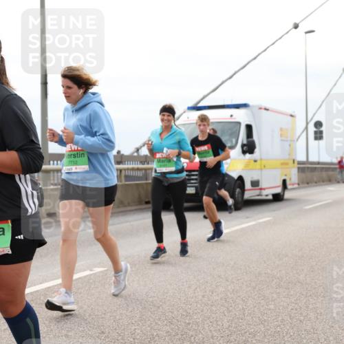 03.10.2025 - Köhlbrandbrückenlauf Lena Gebhardt http://msf.ph/oto/9203802 03.10.2025 15:54:21 Position 2 7785, 7712 meine-sportfotos.de