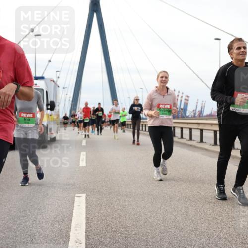 03.10.2025 - Köhlbrandbrückenlauf Lena Gebhardt http://msf.ph/oto/9203844 03.10.2025 15:54:38 Position 2 7973, 7919, 7957 meine-sportfotos.de