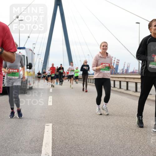 03.10.2025 - Köhlbrandbrückenlauf Lena Gebhardt http://msf.ph/oto/9203845 03.10.2025 15:54:38 Position 2 7973, 7919, 8056, 7957 meine-sportfotos.de