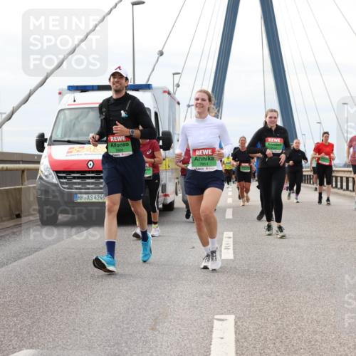 03.10.2025 - Köhlbrandbrückenlauf Lena Gebhardt http://msf.ph/oto/9203868 03.10.2025 15:54:45 Position 2 7808, 4249, 7853 meine-sportfotos.de