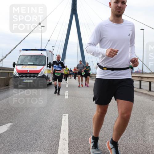 03.10.2025 - Köhlbrandbrückenlauf Lena Gebhardt http://msf.ph/oto/9203900 03.10.2025 15:54:51 Position 2 4249 meine-sportfotos.de