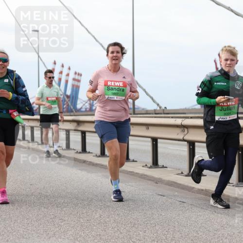03.10.2025 - Köhlbrandbrückenlauf Lena Gebhardt http://msf.ph/oto/9203913 03.10.2025 15:54:54 Position 2 9734, 9517, 96, 9064 meine-sportfotos.de