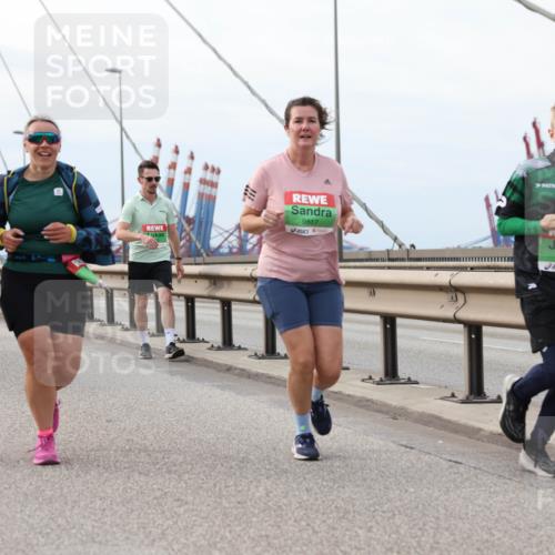 03.10.2025 - Köhlbrandbrückenlauf Lena Gebhardt http://msf.ph/oto/9203914 03.10.2025 15:54:54 Position 2 9734, 2003, 9517, 9064, 96 meine-sportfotos.de