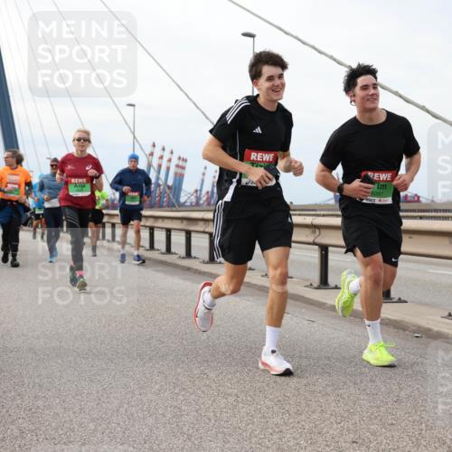 03.10.2025 - Köhlbrandbrückenlauf Lena Gebhardt http://msf.ph/oto/9203935 03.10.2025 15:54:59 Position 2 9267 meine-sportfotos.de