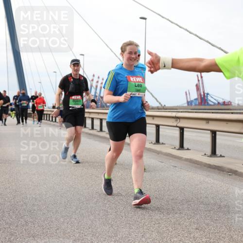 03.10.2025 - Köhlbrandbrückenlauf Lena Gebhardt http://msf.ph/oto/9203964 03.10.2025 15:55:05 Position 2 8117, 7840, 7436 meine-sportfotos.de