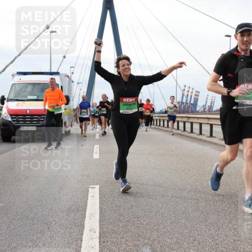 03.10.2025 - Köhlbrandbrückenlauf Lena Gebhardt http://msf.ph/oto/9203971 03.10.2025 15:55:07 Position 2 4249, 8062, 8117 meine-sportfotos.de