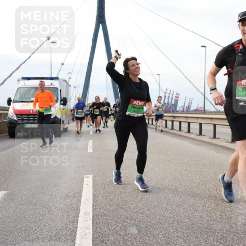 03.10.2025 - Köhlbrandbrückenlauf Lena Gebhardt http://msf.ph/oto/9203972 03.10.2025 15:55:07 Position 2 4249, 8117, 8062 meine-sportfotos.de