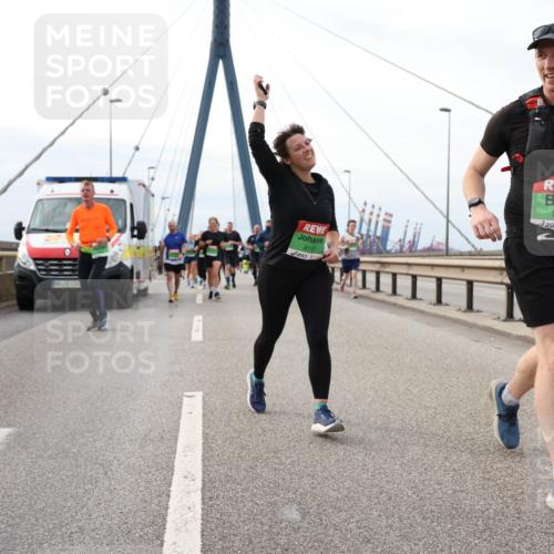 03.10.2025 - Köhlbrandbrückenlauf Lena Gebhardt http://msf.ph/oto/9203973 03.10.2025 15:55:07 Position 2 424, 8062, 8117 meine-sportfotos.de