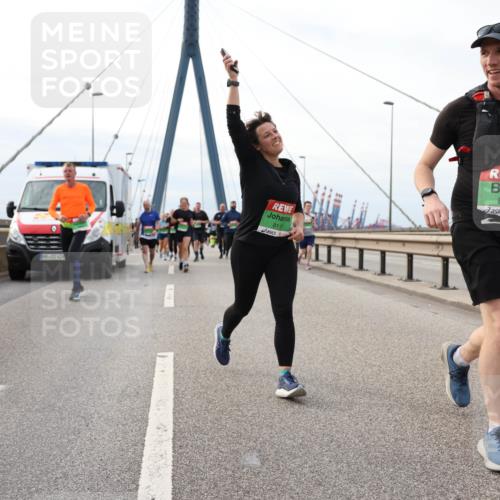 03.10.2025 - Köhlbrandbrückenlauf Lena Gebhardt http://msf.ph/oto/9203974 03.10.2025 15:55:07 Position 2 15, 424, 8117, 8062 meine-sportfotos.de