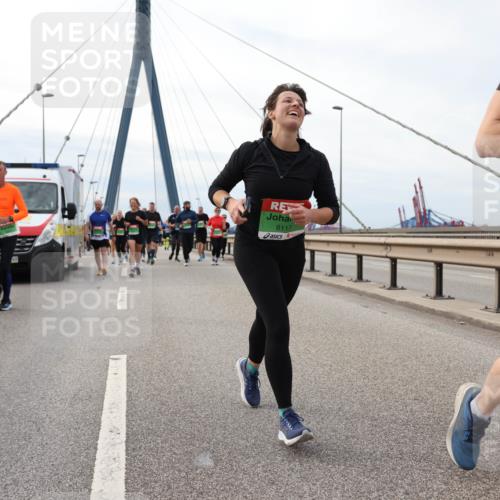 03.10.2025 - Köhlbrandbrückenlauf Lena Gebhardt http://msf.ph/oto/9203975 03.10.2025 15:55:07 Position 2 8117, 806 meine-sportfotos.de