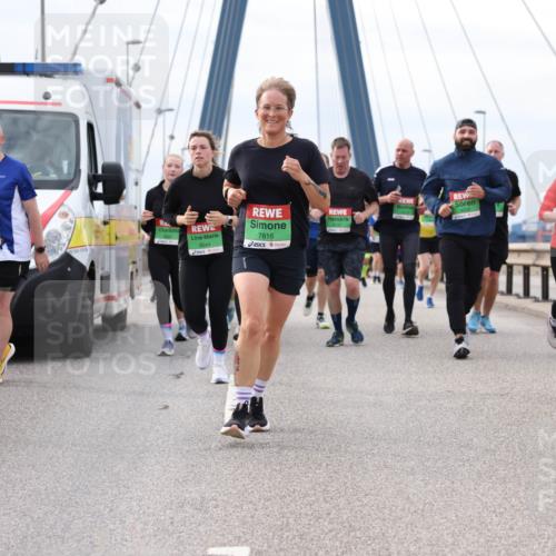 03.10.2025 - Köhlbrandbrückenlauf Lena Gebhardt http://msf.ph/oto/9203983 03.10.2025 15:55:10 Position 2 42, 42, 7471, 7816, 9044 meine-sportfotos.de