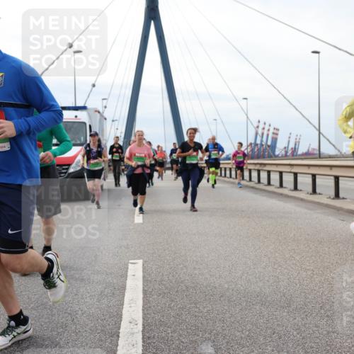 03.10.2025 - Köhlbrandbrückenlauf Lena Gebhardt http://msf.ph/oto/9204015 03.10.2025 15:55:15 Position 2 7735 meine-sportfotos.de