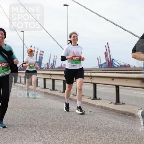 03.10.2025 - Köhlbrandbrückenlauf Lena Gebhardt http://msf.ph/oto/9204035 03.10.2025 15:55:20 Position 2 7544, 8953, 9516 meine-sportfotos.de
