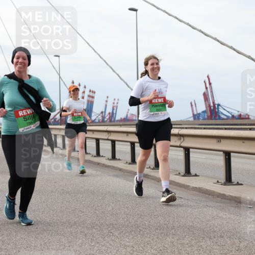 03.10.2025 - Köhlbrandbrückenlauf Lena Gebhardt http://msf.ph/oto/9204036 03.10.2025 15:55:20 Position 2 7441, 7544, 8953 meine-sportfotos.de