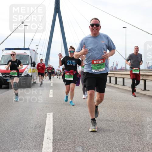03.10.2025 - Köhlbrandbrückenlauf Lena Gebhardt http://msf.ph/oto/9204064 03.10.2025 15:55:25 Position 2 097, 21, 7866 meine-sportfotos.de