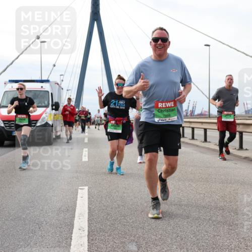 03.10.2025 - Köhlbrandbrückenlauf Lena Gebhardt http://msf.ph/oto/9204065 03.10.2025 15:55:25 Position 2 21997, 7866, 7664 meine-sportfotos.de