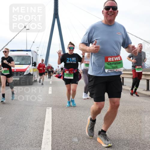 03.10.2025 - Köhlbrandbrückenlauf Lena Gebhardt http://msf.ph/oto/9204066 03.10.2025 15:55:26 Position 2 21, 097, 7866 meine-sportfotos.de