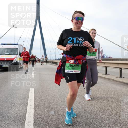 03.10.2025 - Köhlbrandbrückenlauf Lena Gebhardt http://msf.ph/oto/9204071 03.10.2025 15:55:27 Position 2 21, 11, 097, 8345, 7664, 9297 meine-sportfotos.de